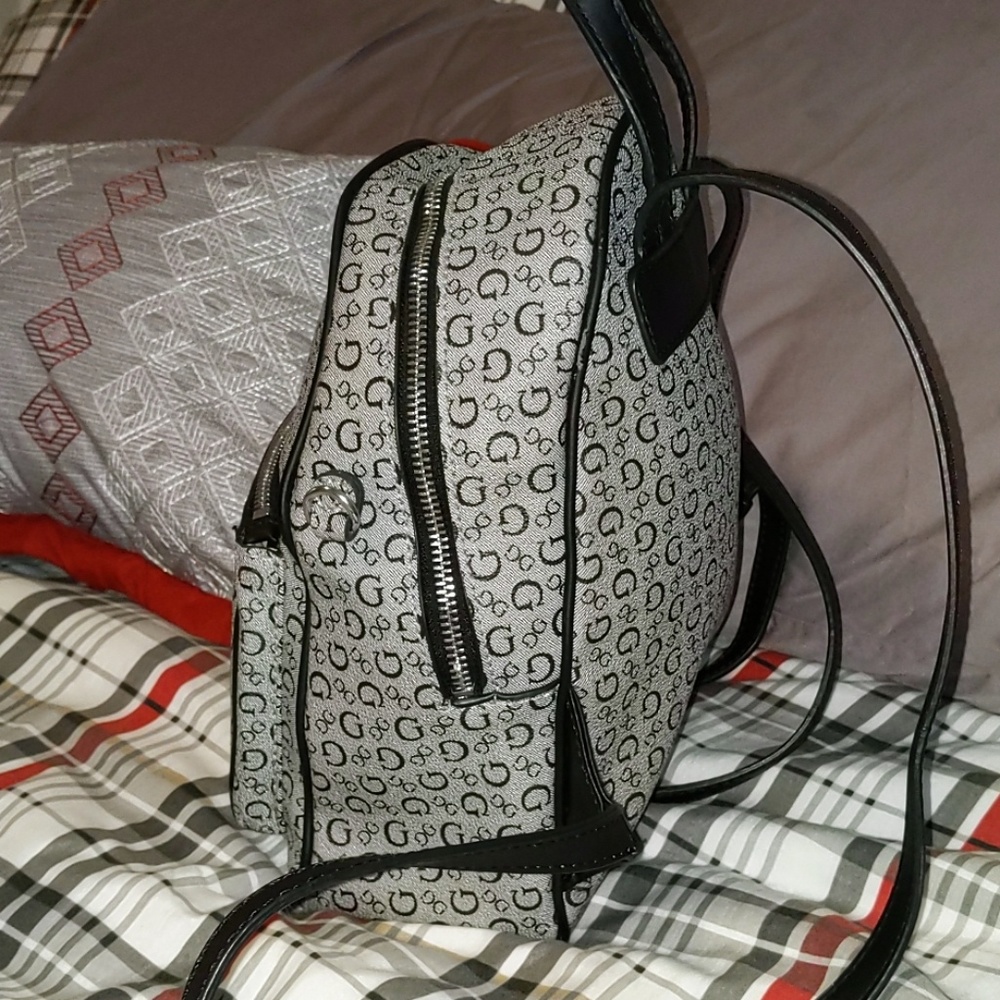 Guess - Picture 3 of 4